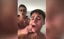 Sexo gay x video garotão guloso dando a sua bunda