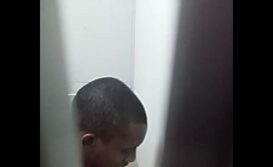 Punheta boy se masturbando no banheiro publico