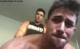 Sexo pesado gay com safado ganhando pica no cu